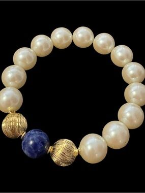 ✨Gorgeous Pearl Stretch Bracelet with Blue Accent Gem and Gold Beads